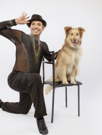 Mélanie Poirier en costume de danse avec son chien